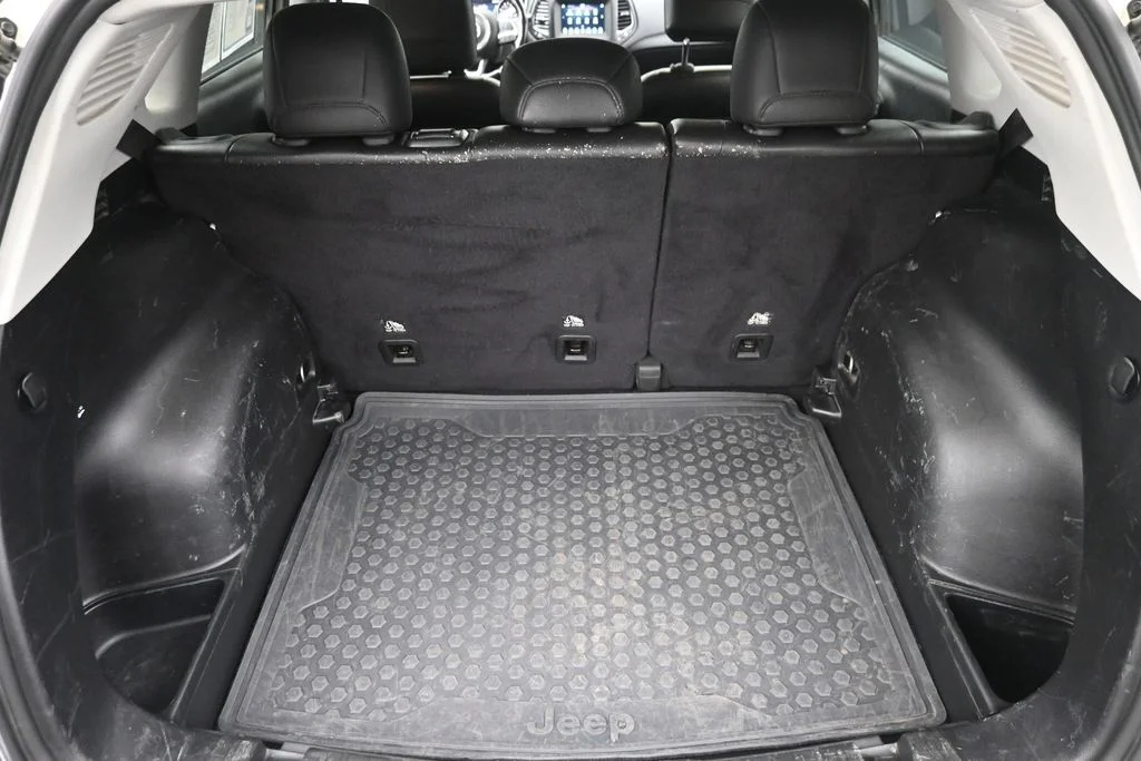 Used 2020 White Jeep Latitude image 11
