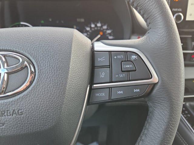 Used 2025  Toyota XLE image 20