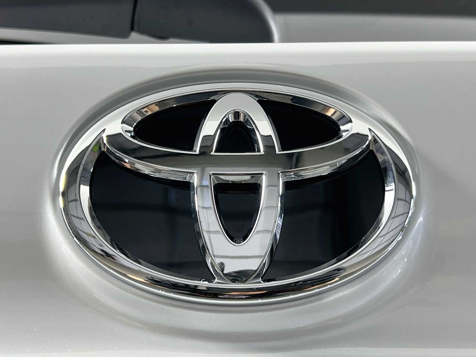 New 2026 Wind Chill Pearl Toyota Platinum image 19