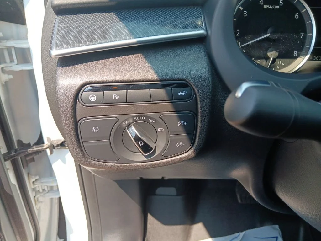 Used 2025 Radiant White INFINITI SPORT image 17