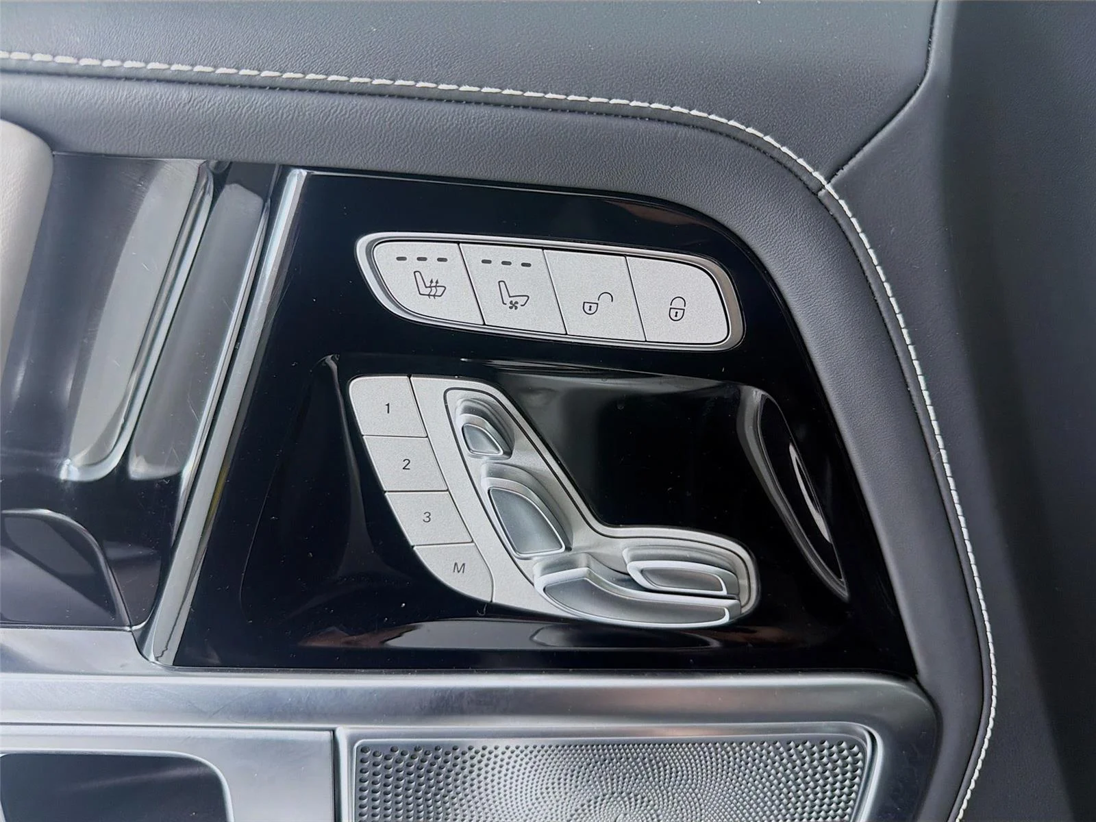Used 2024 MANUFAKTUR Moonlight White Magno Mercedes-Benz AMG® G 63 image 8