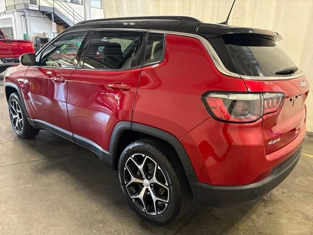 Used 2024  Jeep Limited image 6