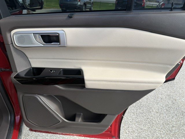 Used 2022 Red Metallic Ford Platinum image 35