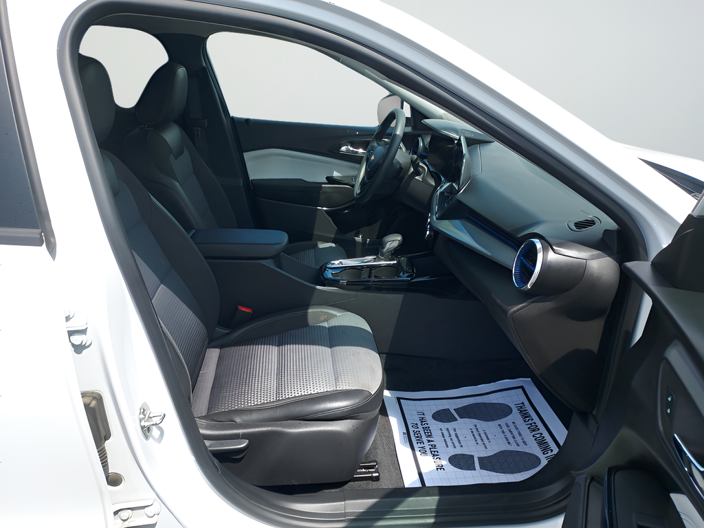 Used 2025 White Chevrolet LT image 19