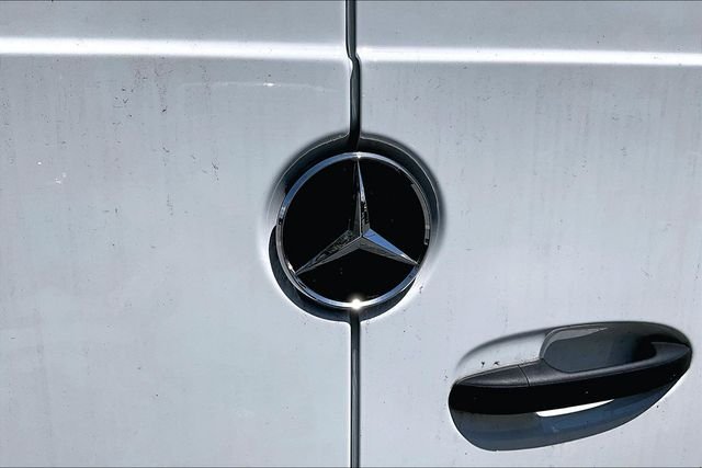 Used 2025  Mercedes-Benz Cargo 144 WB image 21
