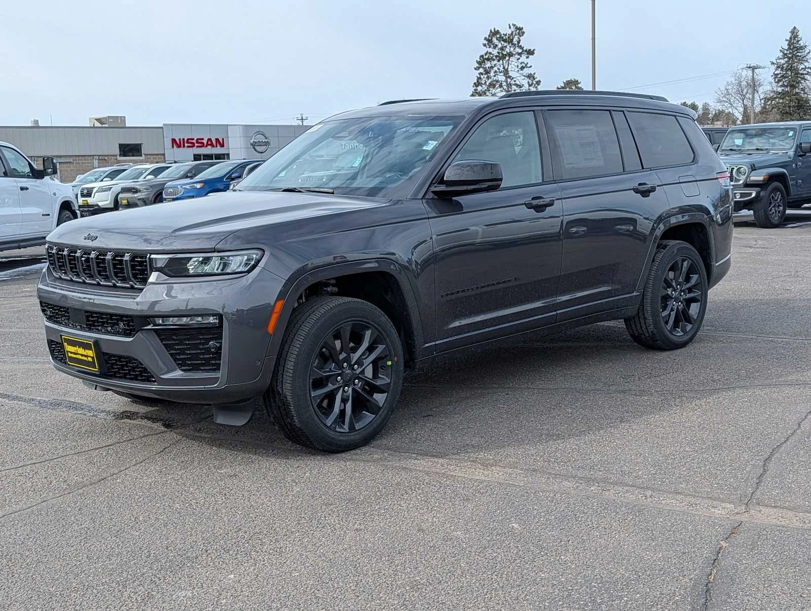 New 2026 Baltic Gray Metallic Clear-Coat Exterior Paint Jeep Limited Reserve image 3
