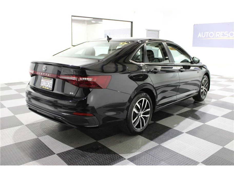 2025 Volkswagen Jetta SE - Photo 4