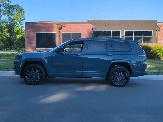 New 2026 Steel Blue Exterior Paint Jeep Limited Reserve image 2