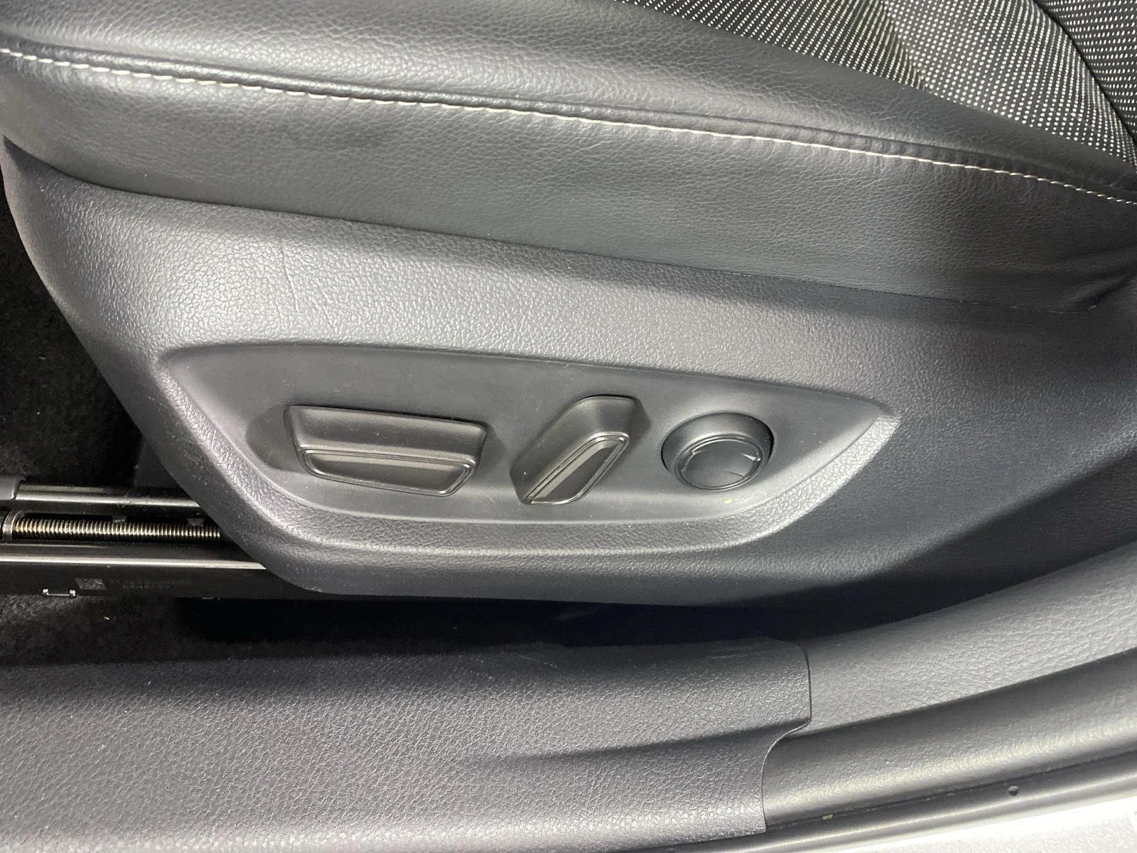 Used 2018 Celestial Silver Metallic Toyota XSE V6 image 17