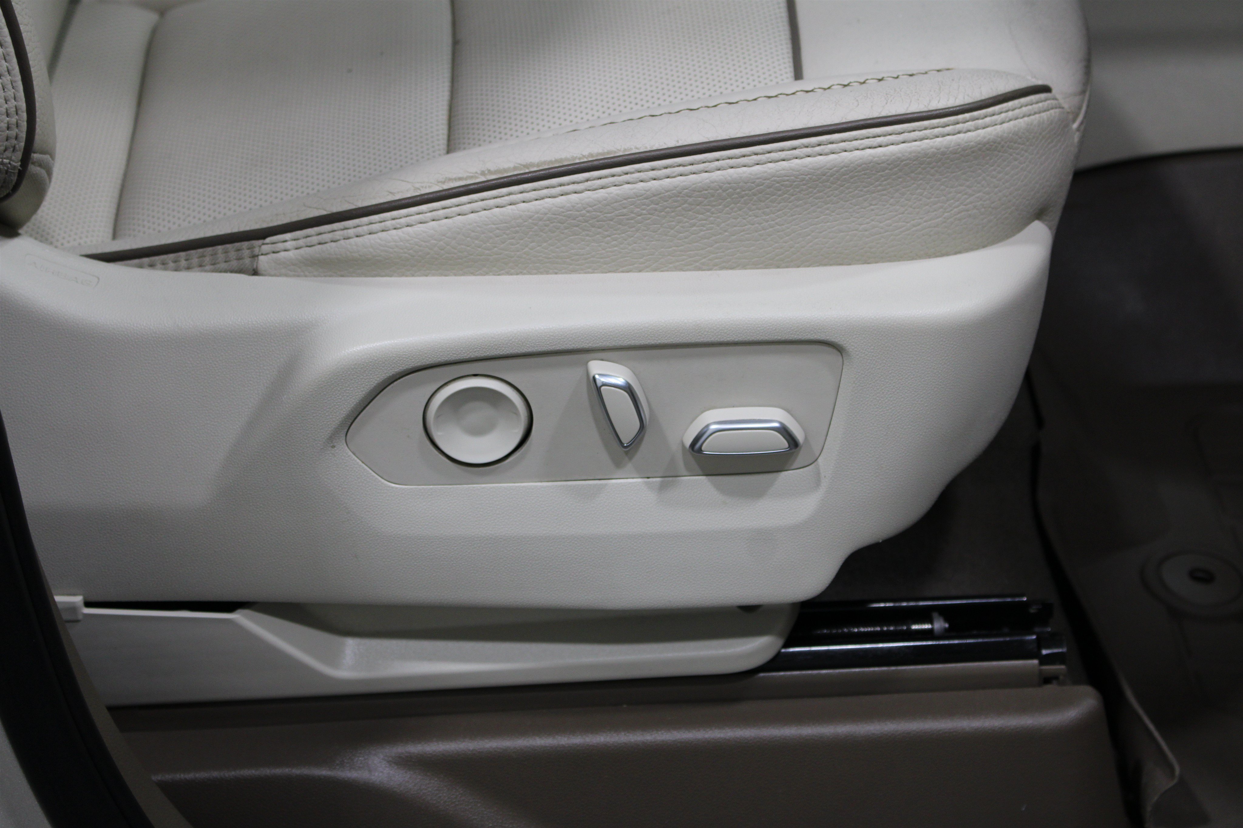 Used 2023 Pearl Beige Metallic GMC Denali image 28