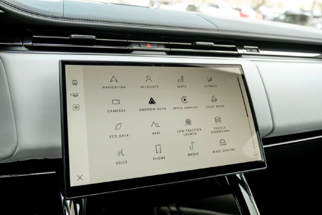 Used 2024  Land Rover Dynamic SE image 40