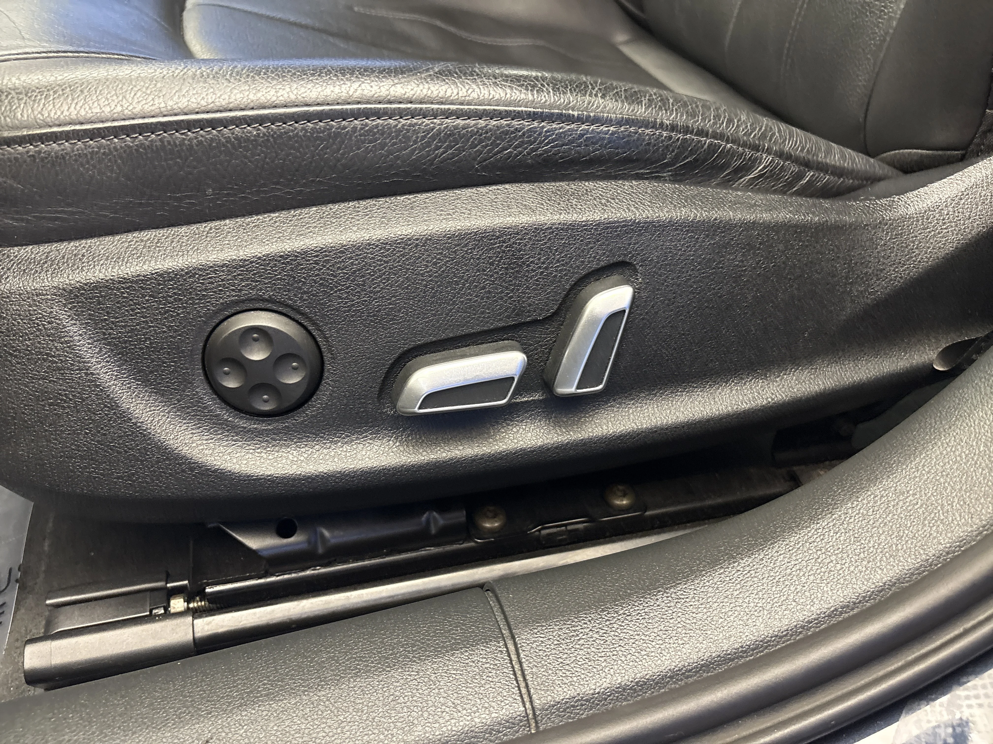 Used 2018 Moonlight Blue Metallic Audi Premium image 13