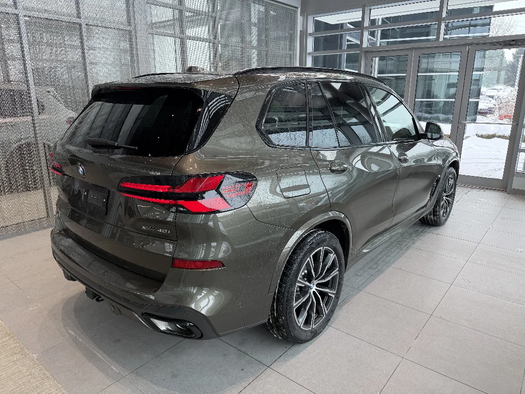 New 2026 Manhattan Green Metallic BMW xDrive40i image 6
