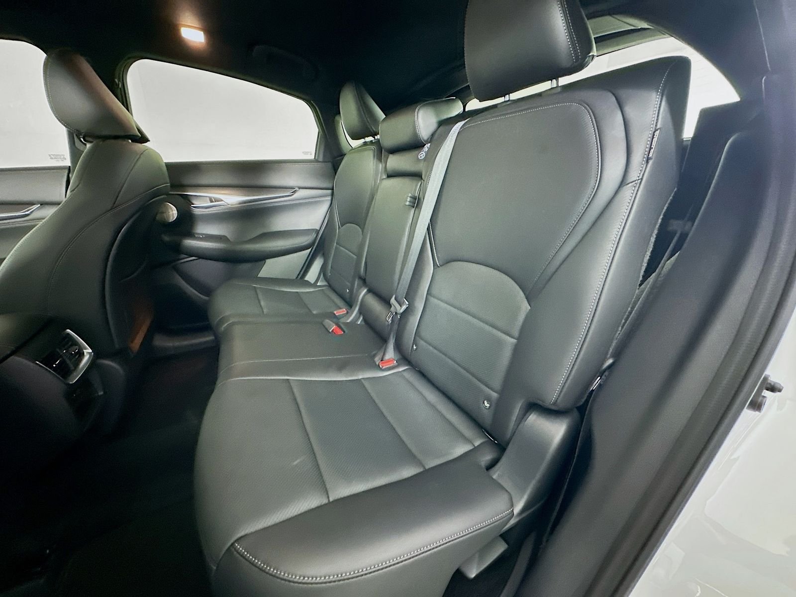 Used 2025 Radiant White INFINITI ESSENTIAL image 25