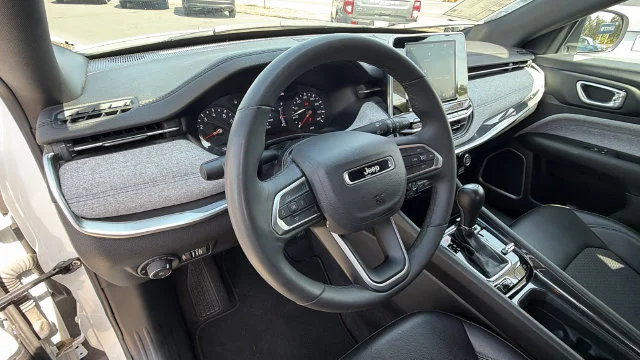 Used 2025 White Jeep Latitude image 31