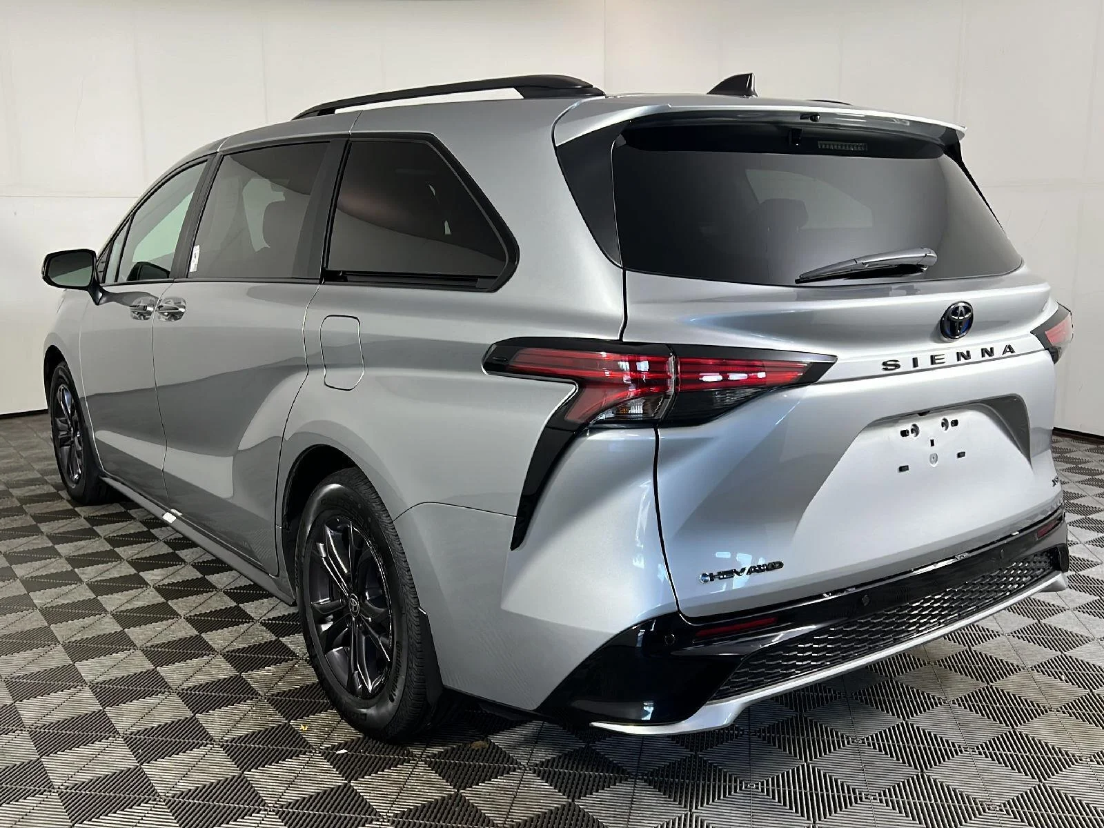 Used 2025 Celestial Silver Metallic Toyota XSE 7-Passenger image 45