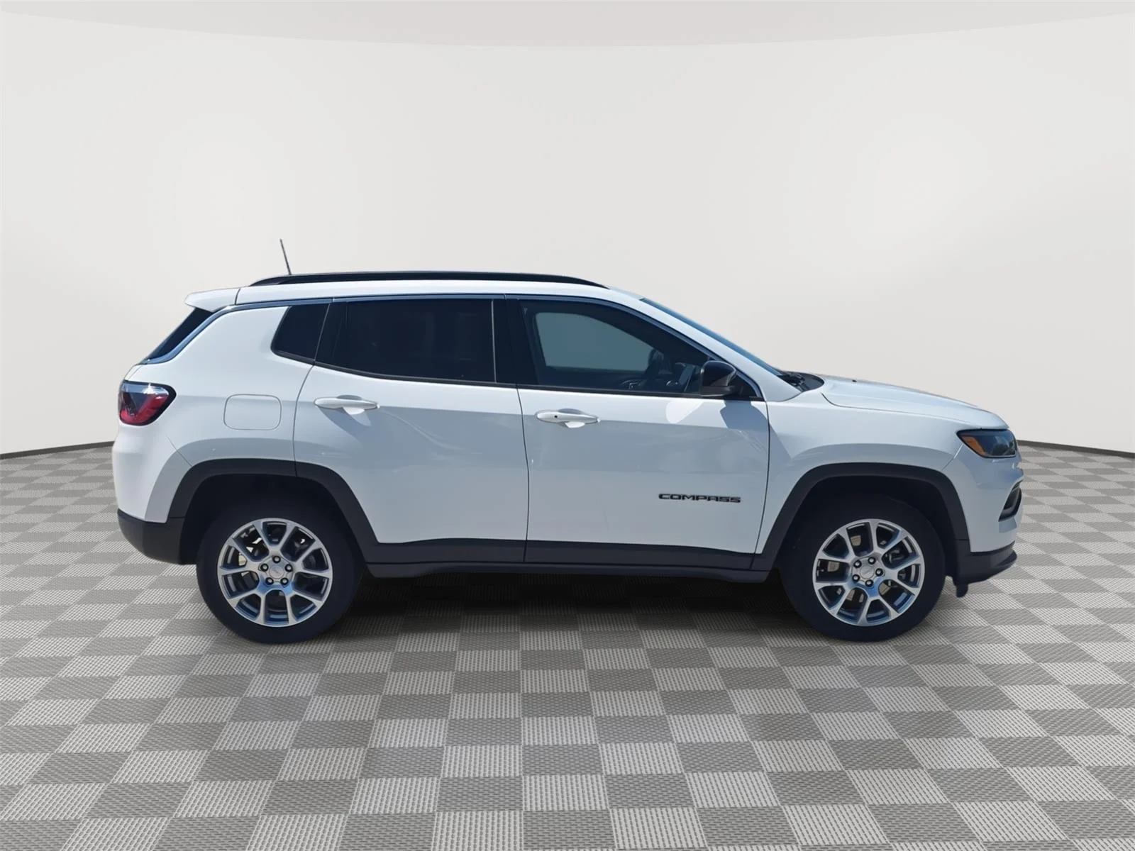Used 2023  Jeep Latitude Lux image 11