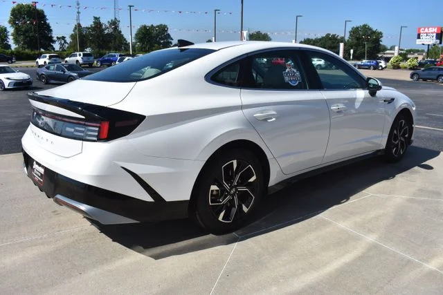 Used 2024 White Hyundai SEL image 5