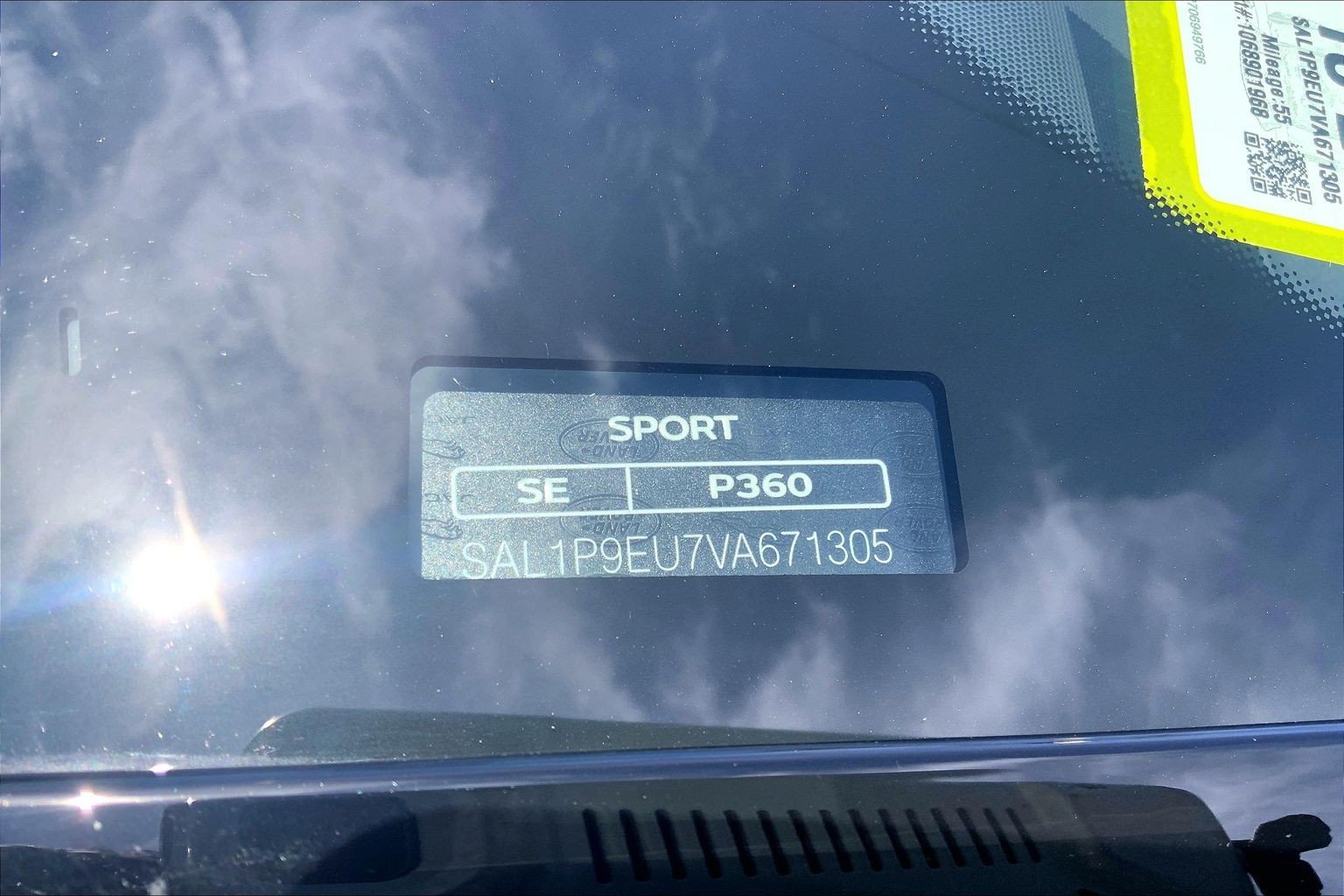 New 2027 Carpathian Gray Premium Metallic Land Rover SE image 18