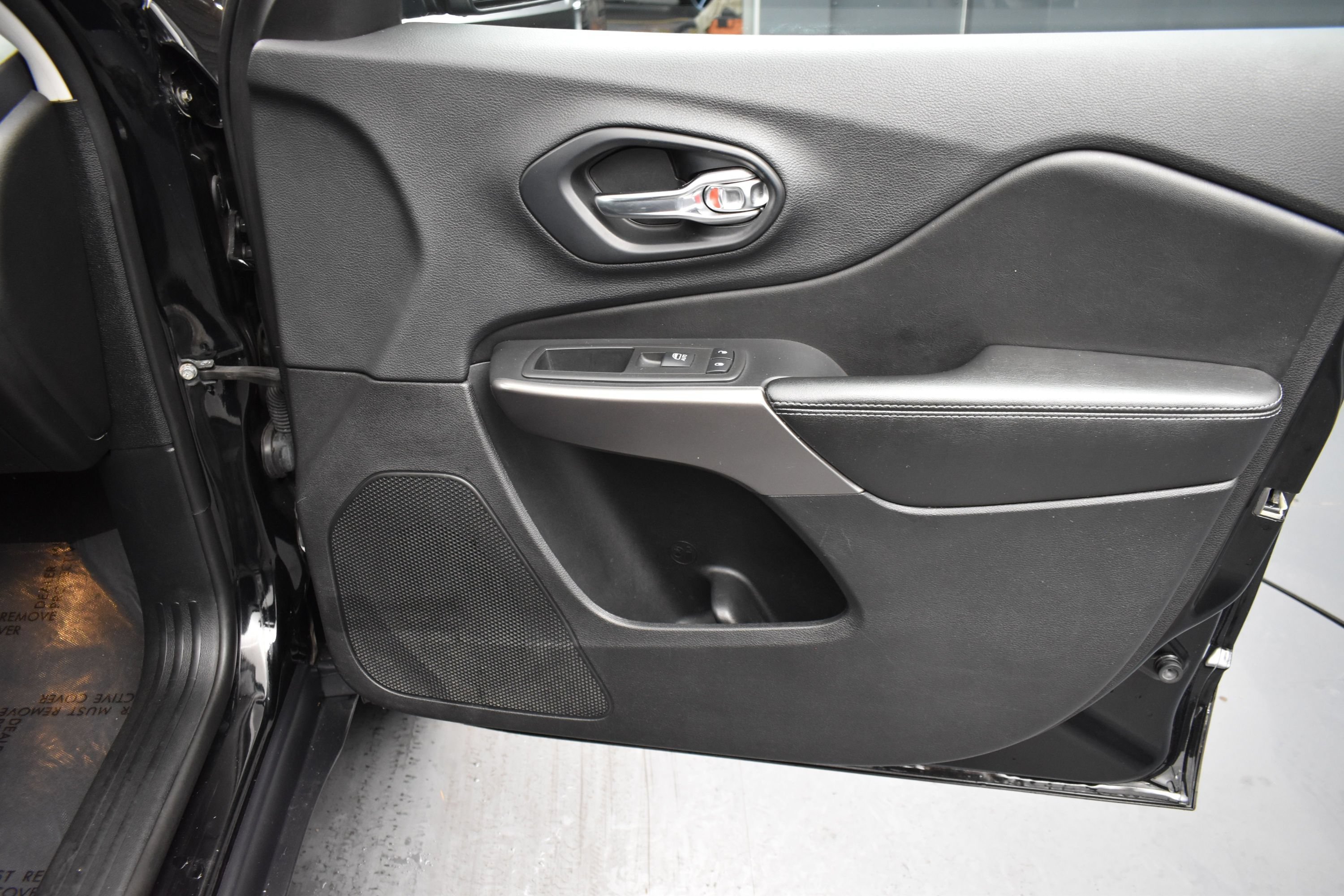 Used 2019 Diamond Black Crystal Pearlcoat Jeep Latitude Plus image 15