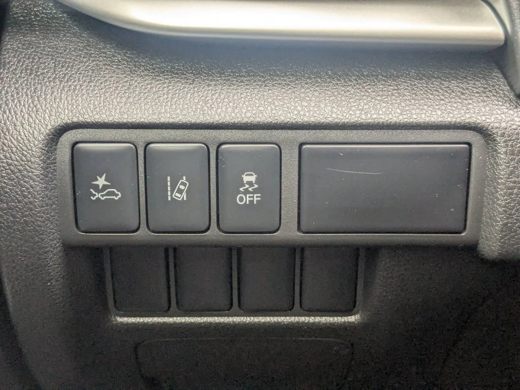 Used 2024  Mitsubishi LE image 21