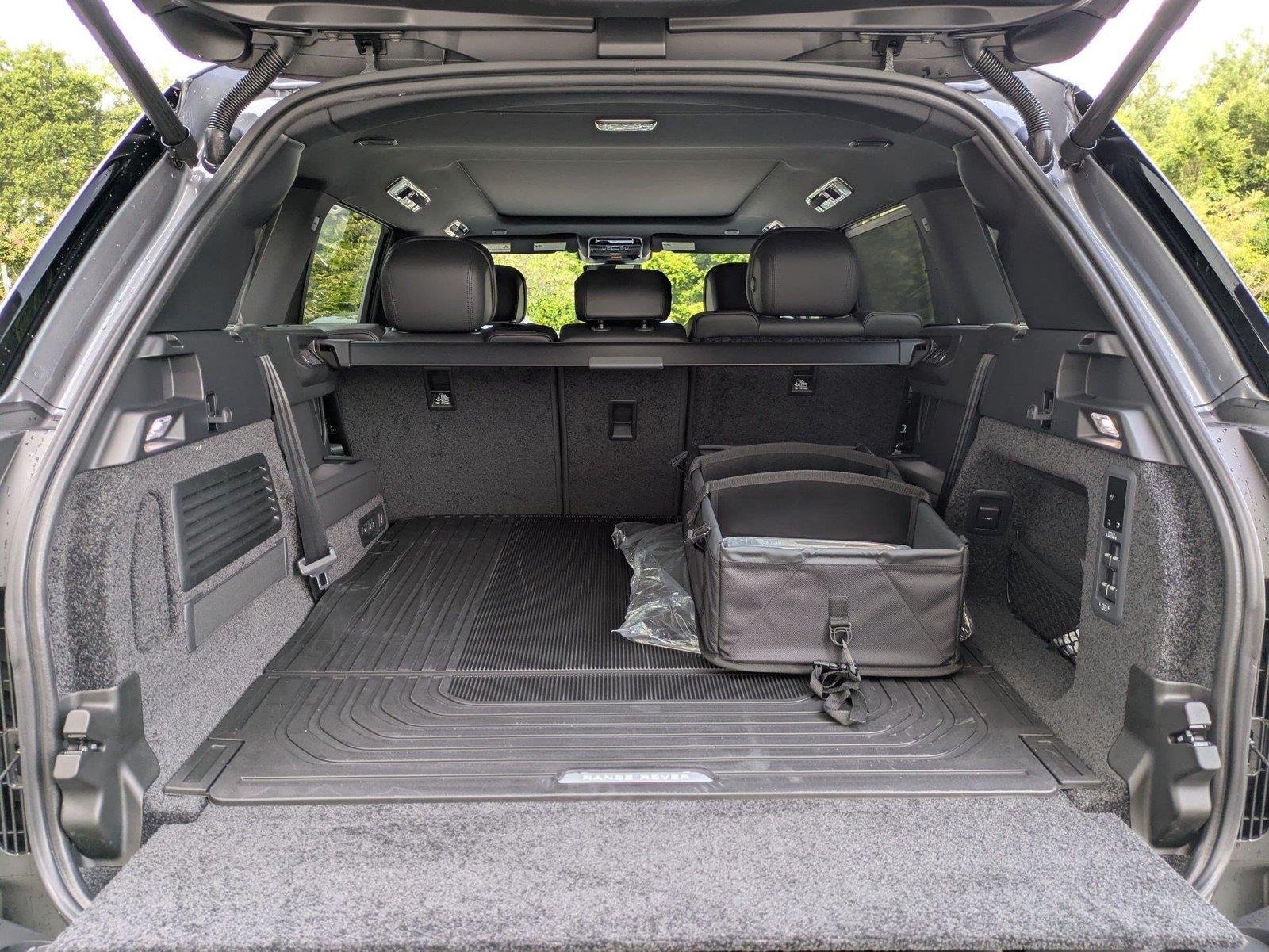 New 2026 Eiger Grey Metallic Land Rover SE image 30