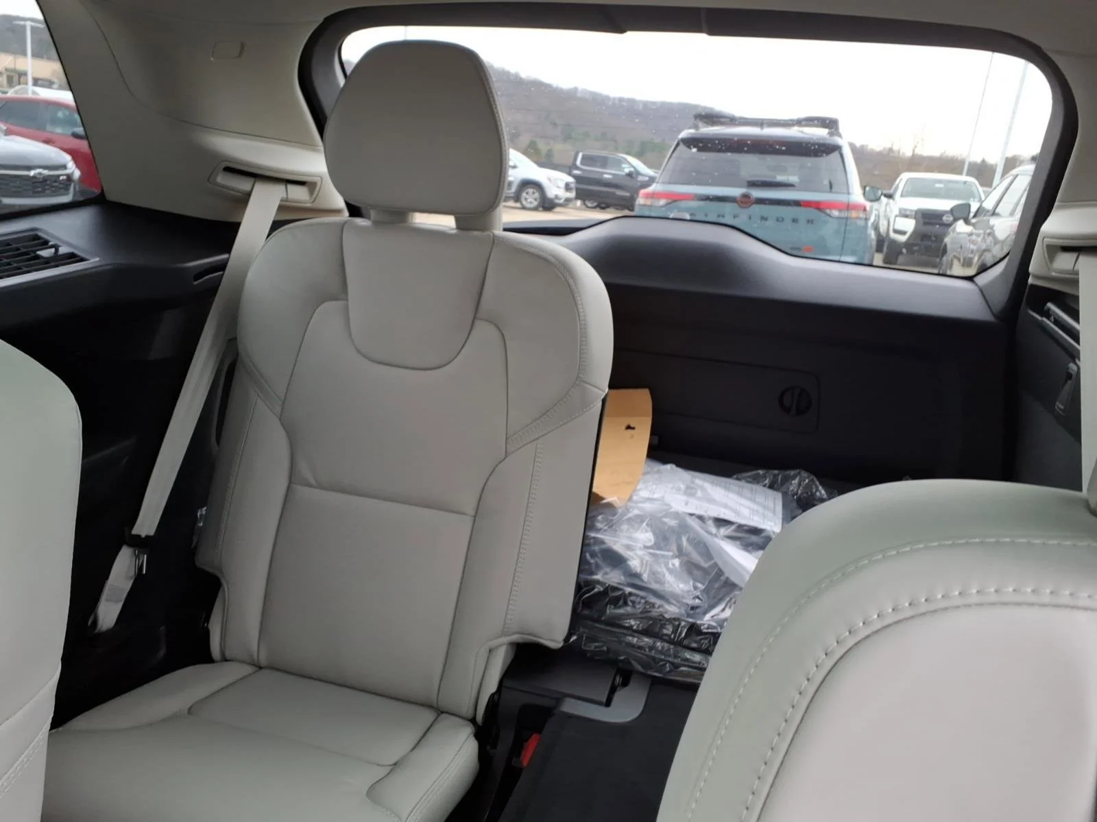 New 2026 Onyx Black Metallic Volvo Ultra Dark Theme image 8