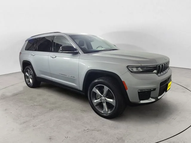 Used 2022 Silver Jeep Limited image 7