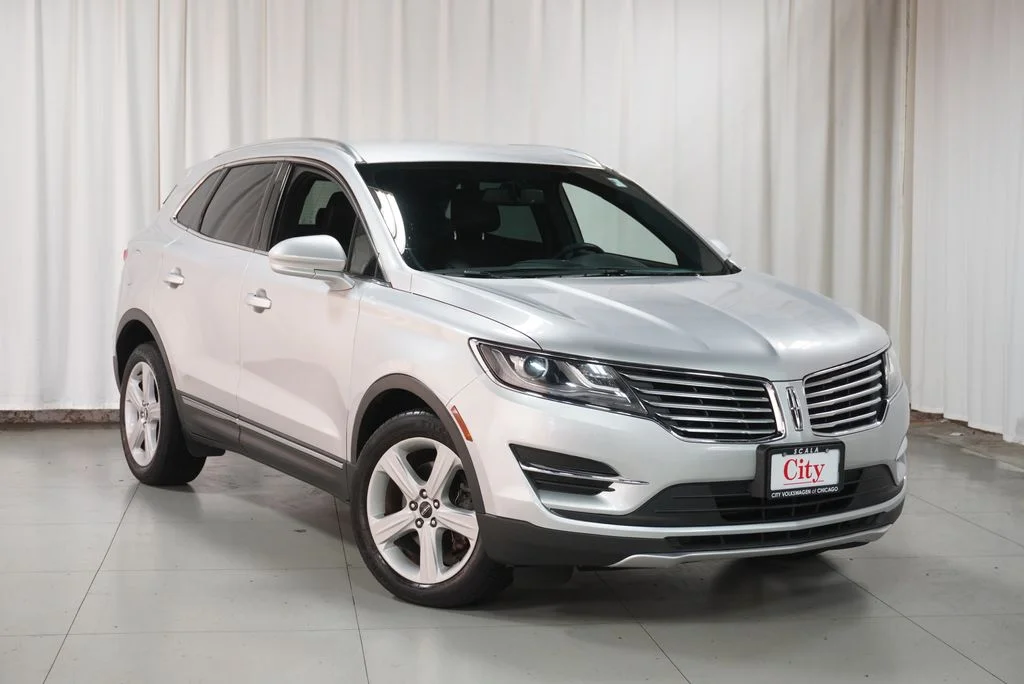 Used 2017 Ingot Silver Lincoln Premiere image 3