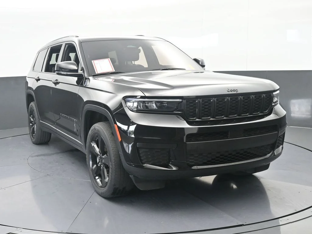 Used 2023 Diamond Black Crystal Pearlcoat Jeep Altitude image 8