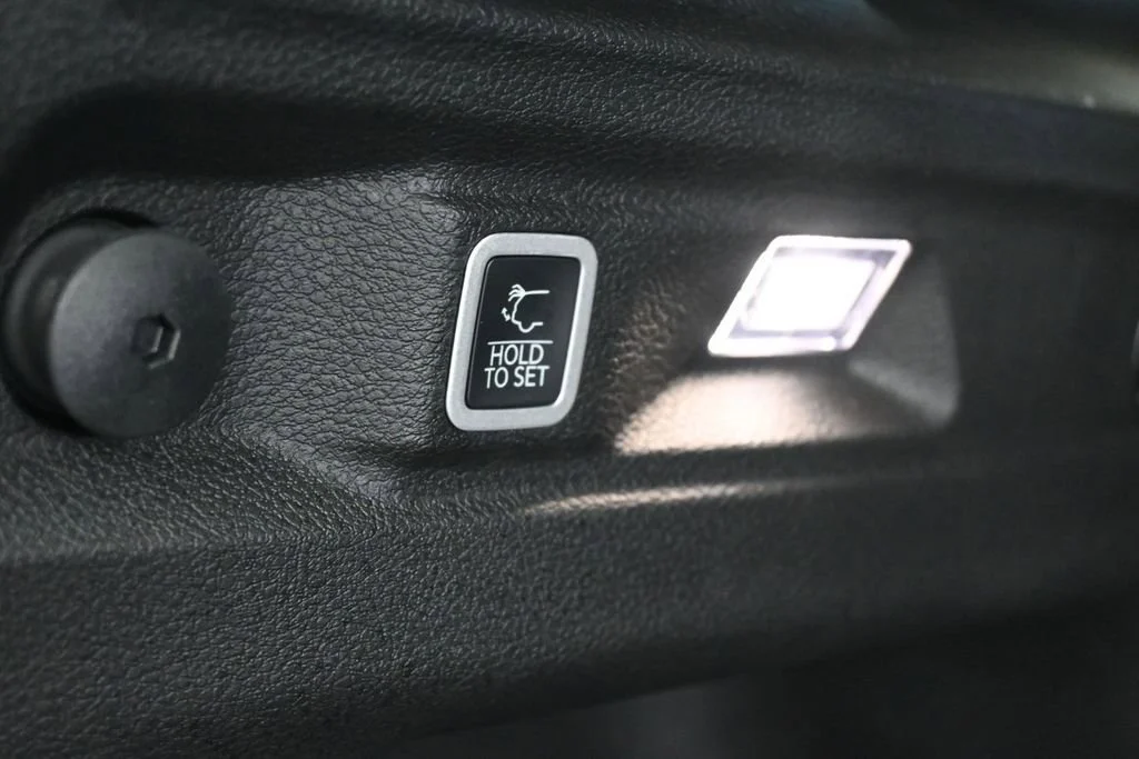 Used 2025 Silver Jeep Limited image 39