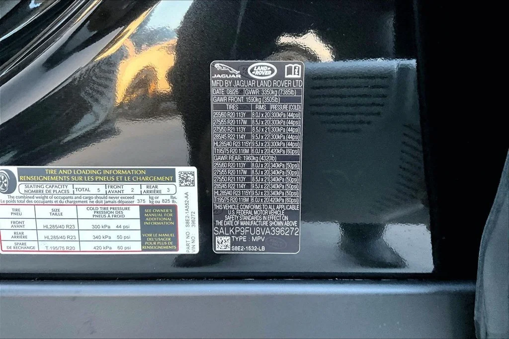 New 2027 Santorini Black LAND ROVER SE image 8