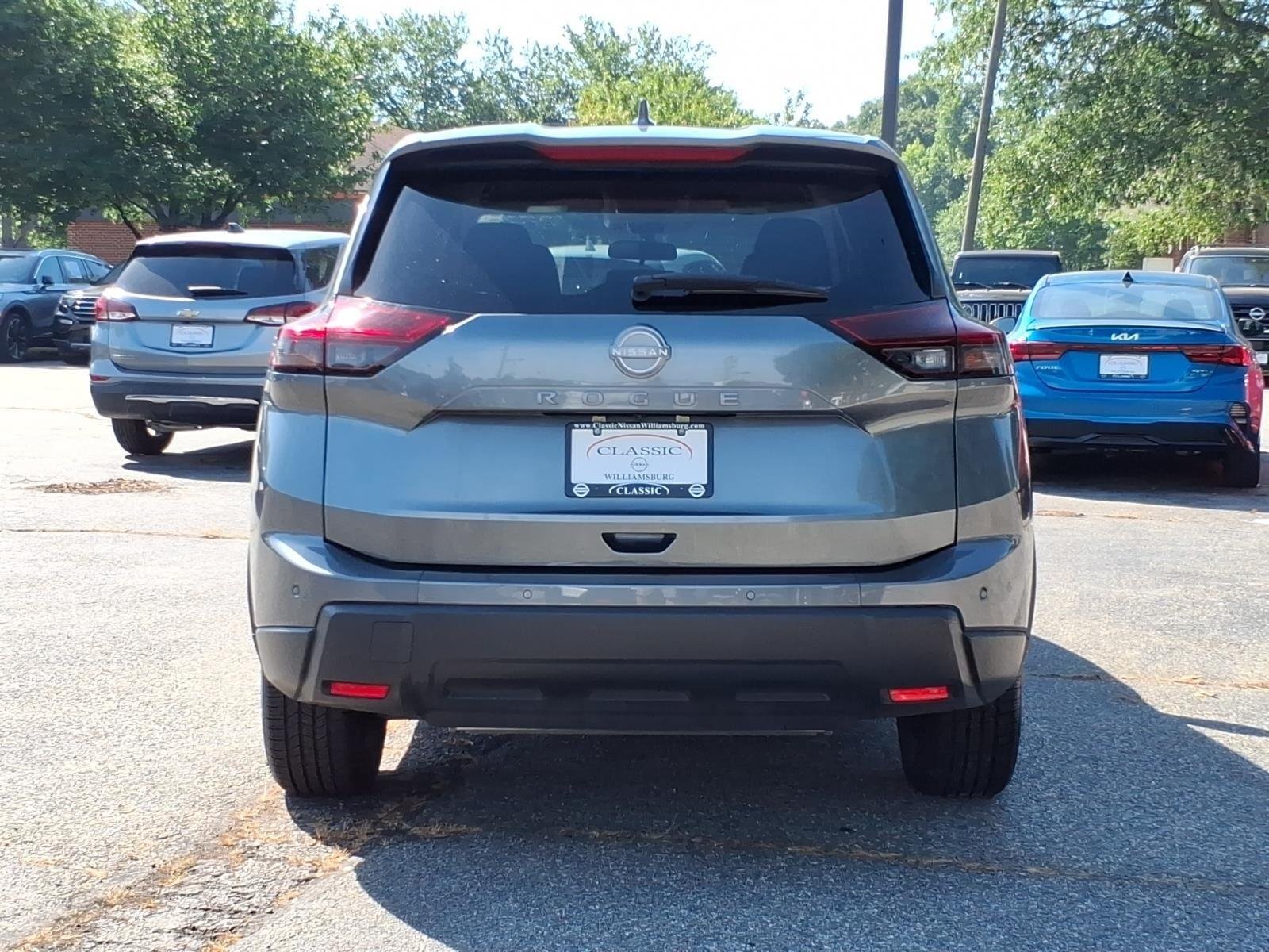 Used 2025 Gun Metallic Nissan SV image 8
