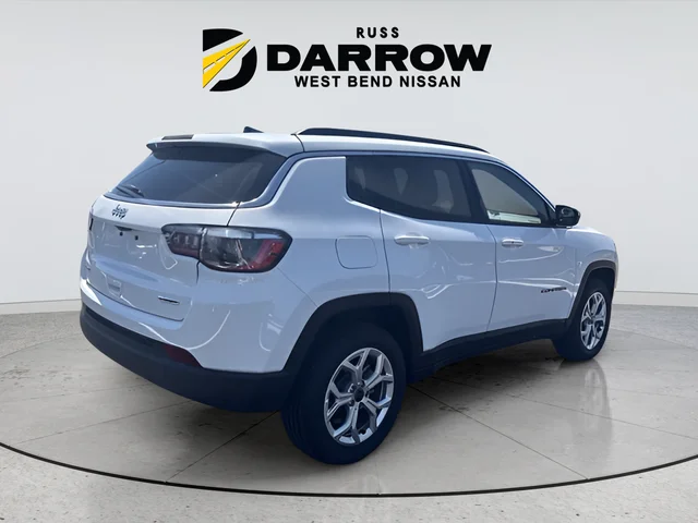 Used 2025 White Jeep Latitude image 6