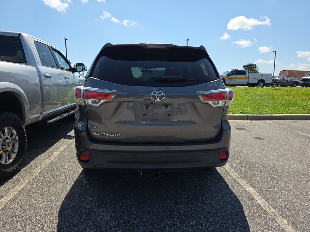 Used 2016 Gray Toyota LE V6 image 5