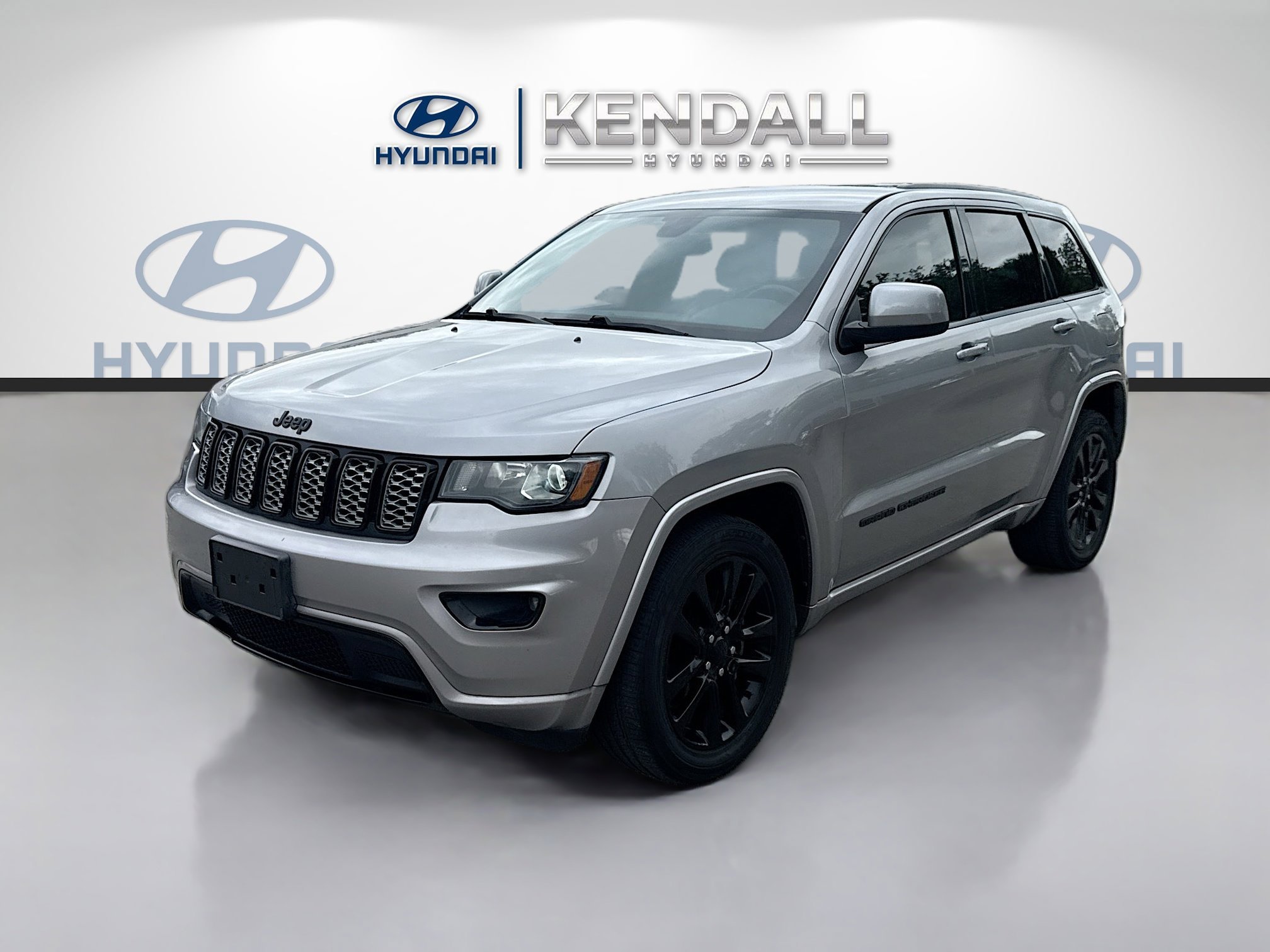 Used 2017 Billet Silver Metallic Clearcoat Jeep Altitude image 3