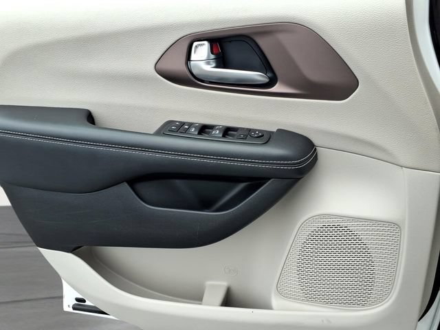 Used 2023  Chrysler LX image 16