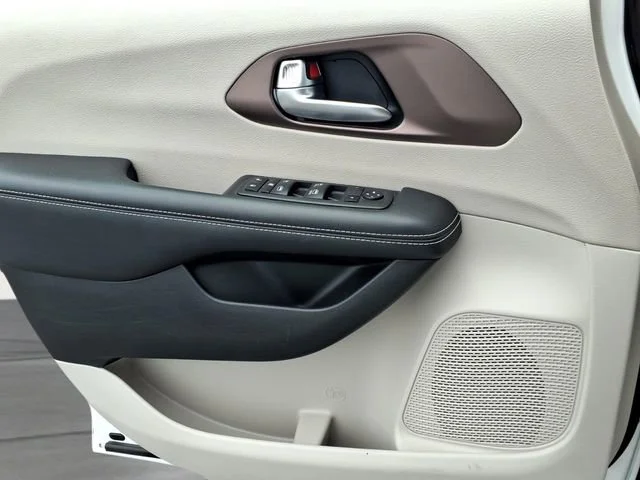 Used 2023  Chrysler LX image 16