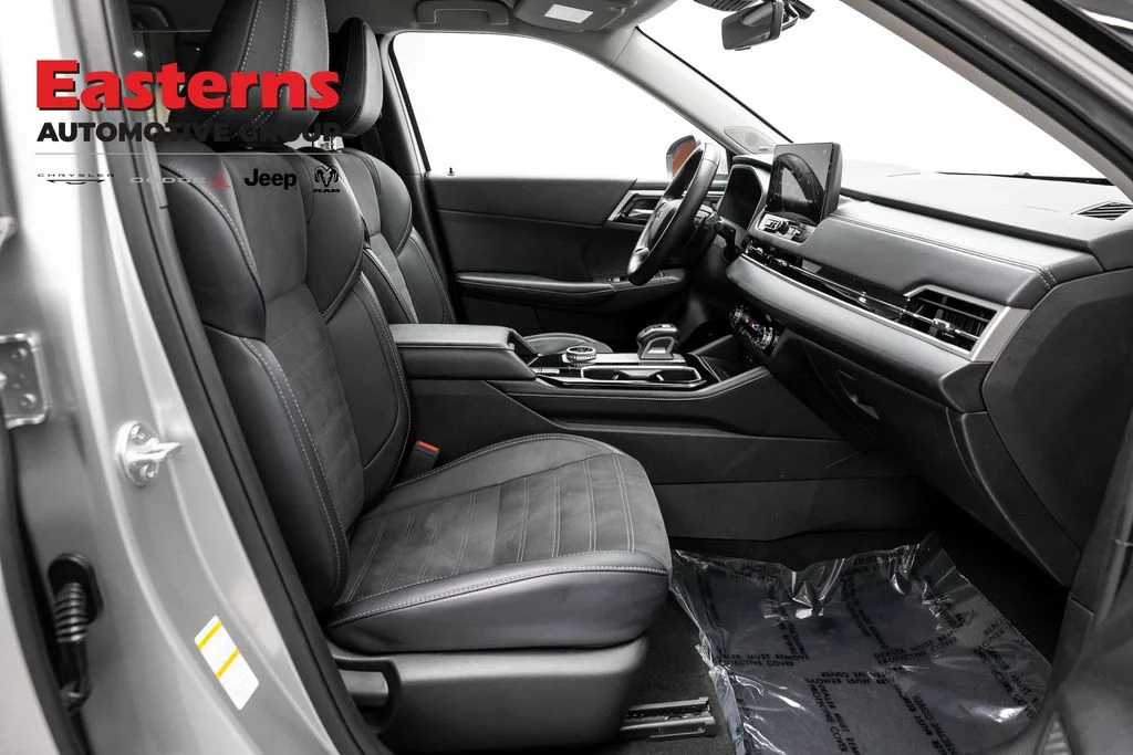 Used 2025 Silver Mitsubishi SE image 23