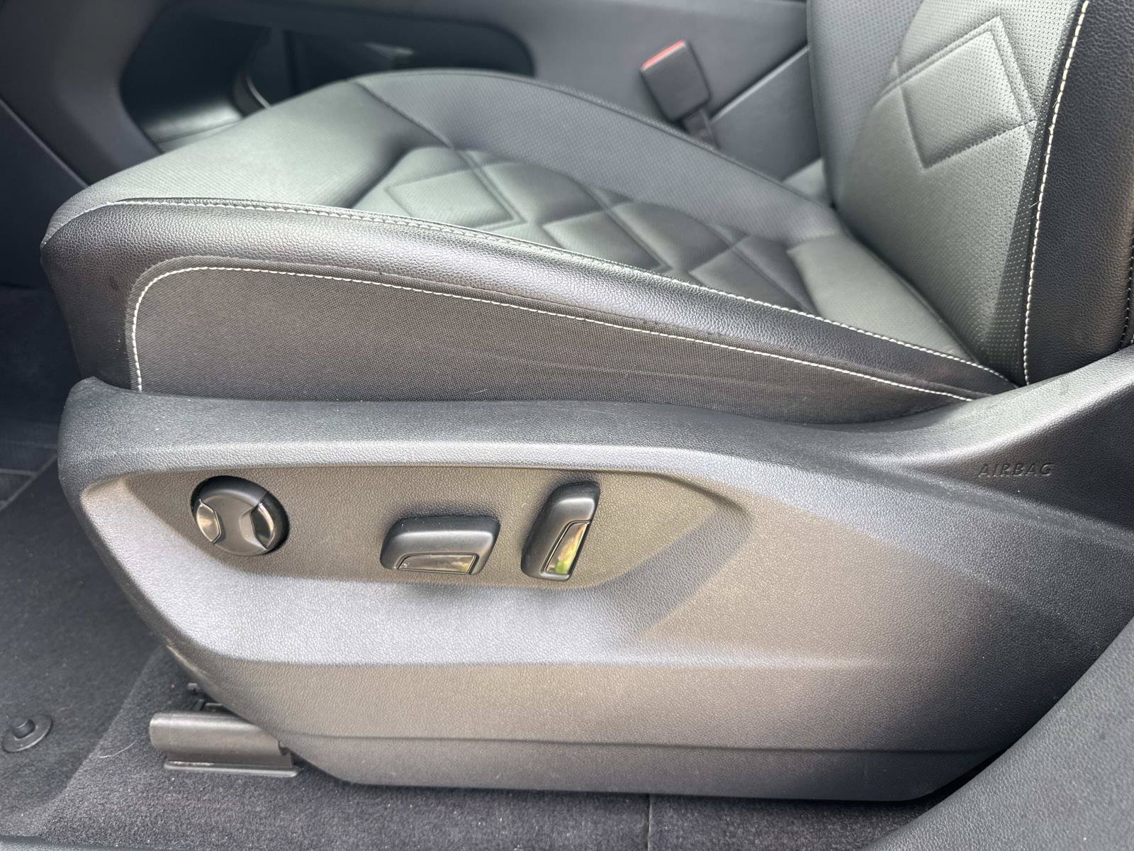 Used 2025 Gray Volkswagen 2.0T SE w/Technology image 17