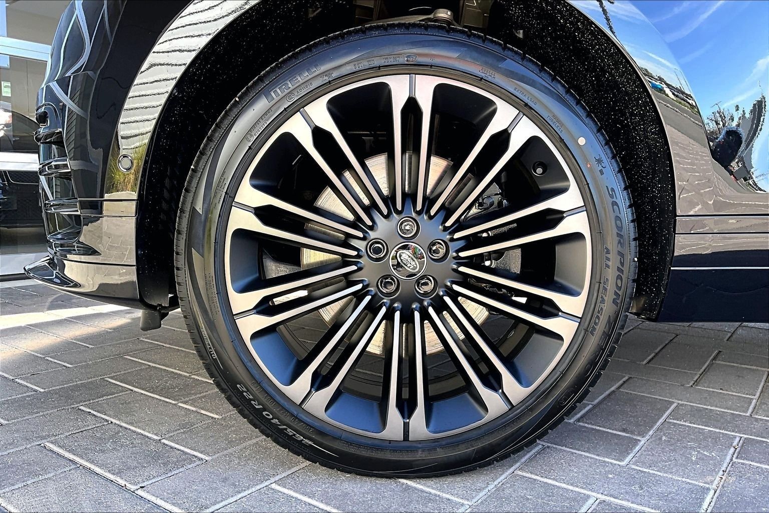 New 2026 Santorini Black Land Rover Dynamic SE image 12