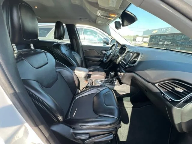 Used 2022 White Jeep Altitude 4x4 image 3