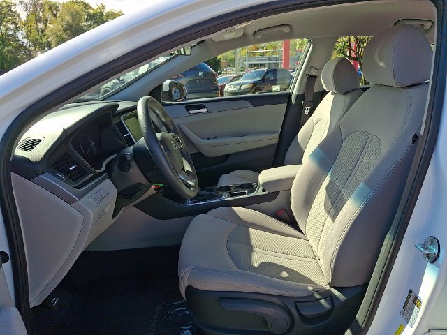 Used 2018 White Hyundai SE image 13