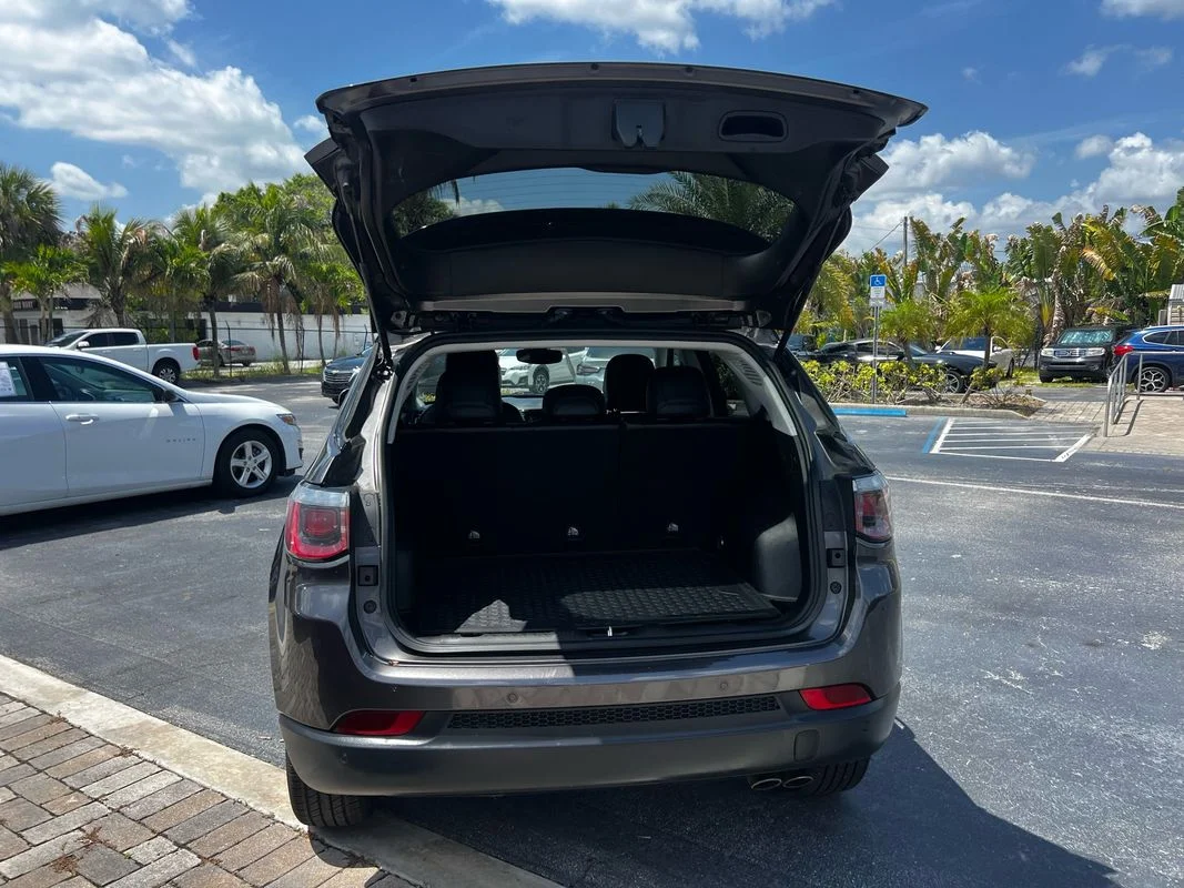 Used 2018  Jeep Altitude 4x4 image 28