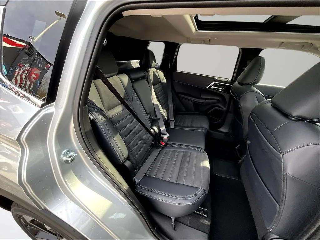New 2025 Silver Mitsubishi SE image 10