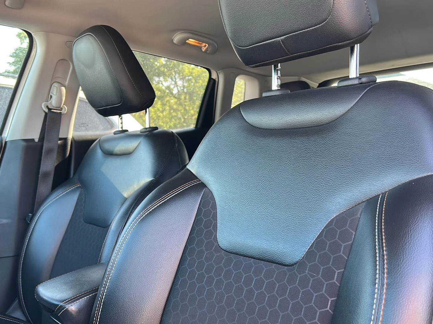 Used 2018 White Clearcoat Jeep Latitude image 7
