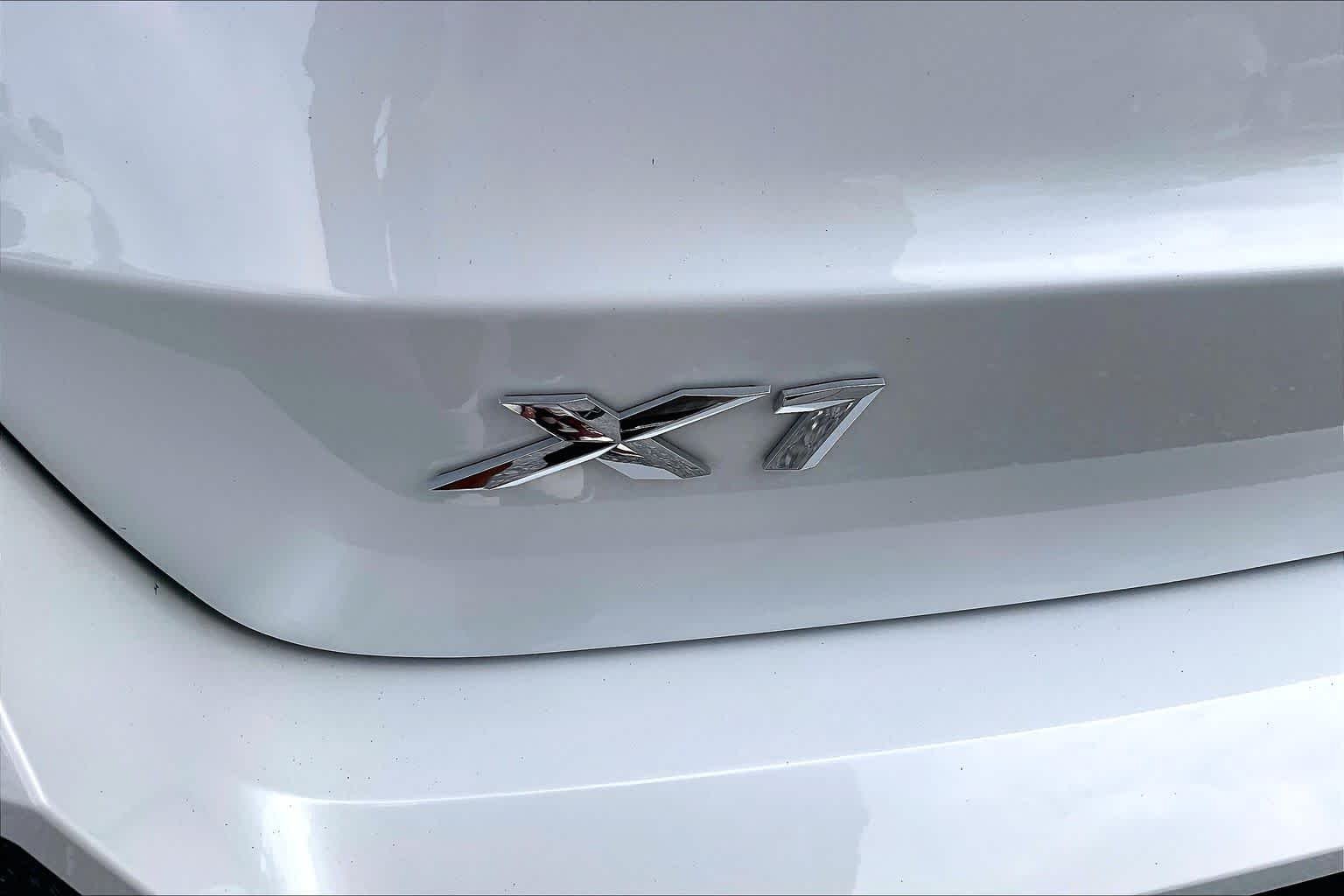 Used 2023 Mineral White Metallic BMW xDrive28i image 32