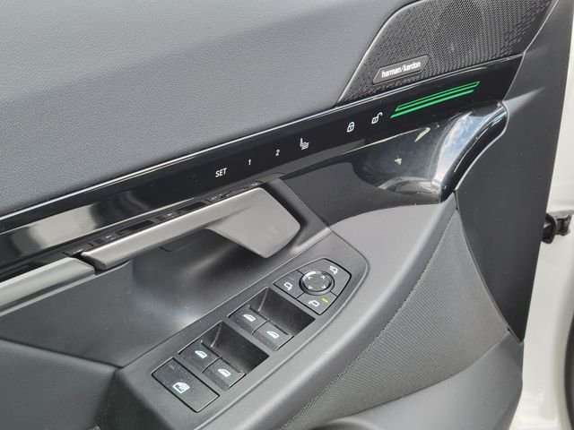 Used 2025 White Metallic BMW 530i image 26