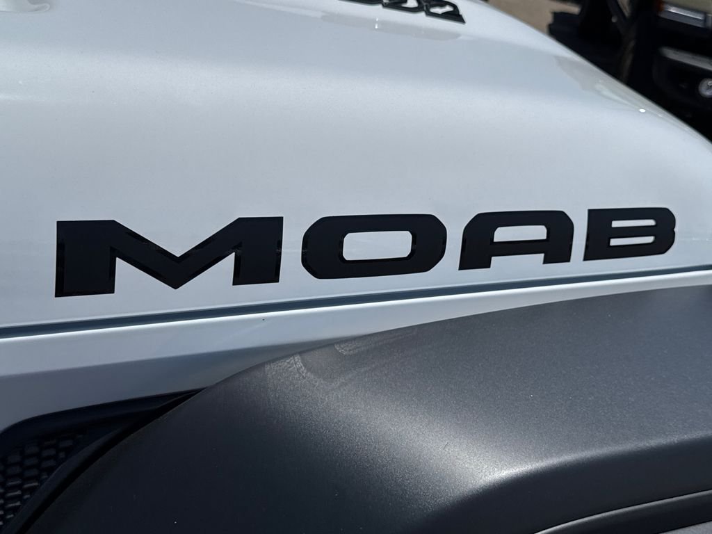 New 2026 Bright White Clear-Coat Exterior Paint Jeep Moab 392 image 10