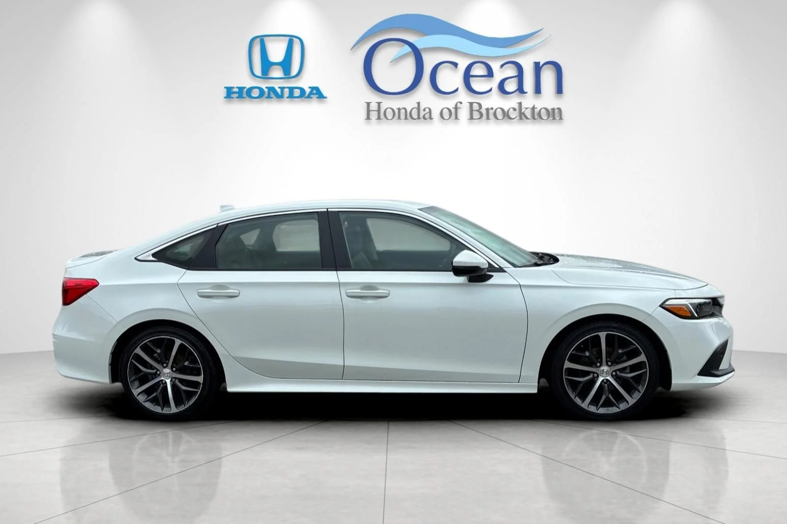 Used 2024 Platinum White Pearl Honda Touring image 2